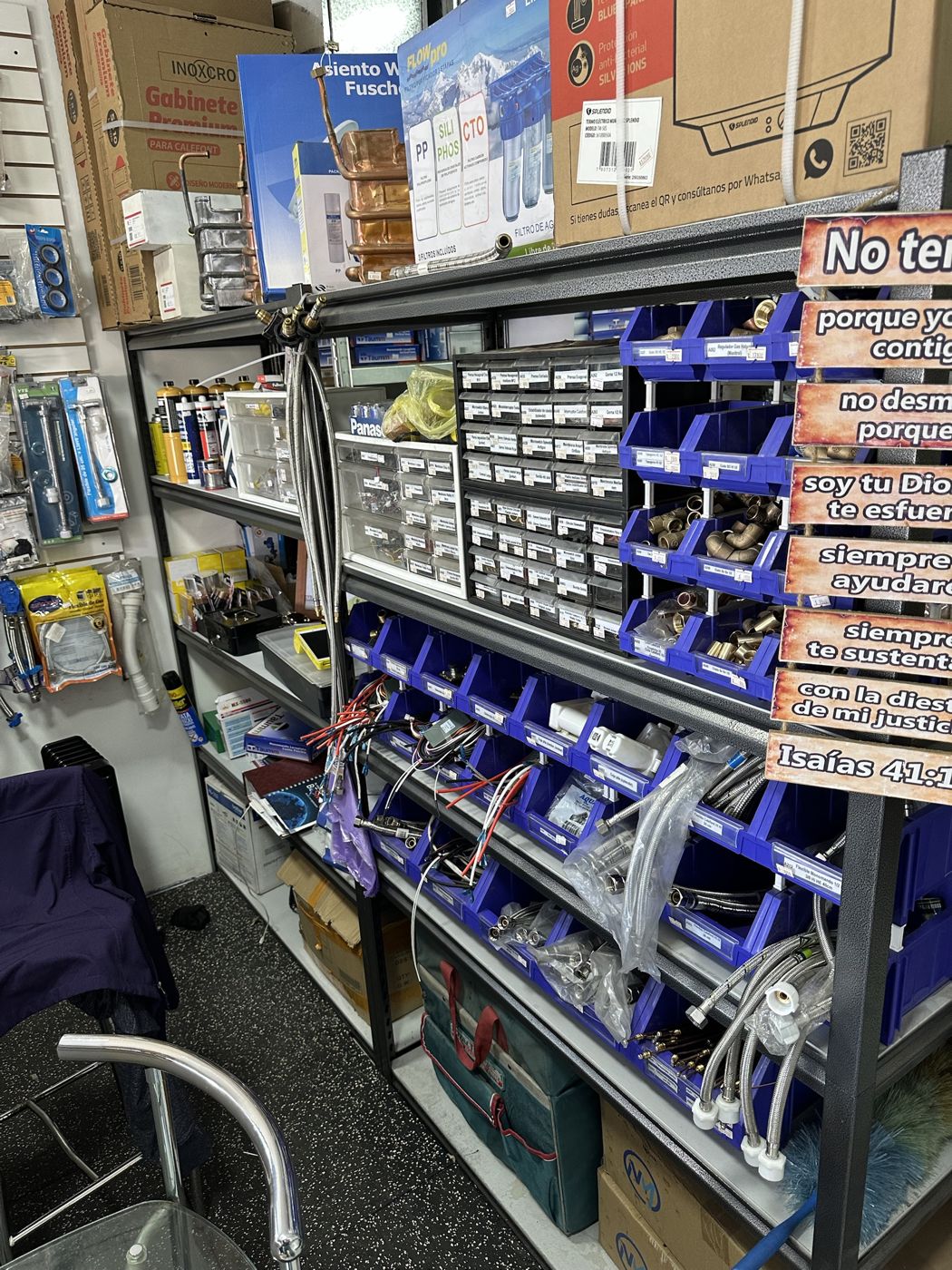 Estantería con piezas de gasfitería ordenadas por código