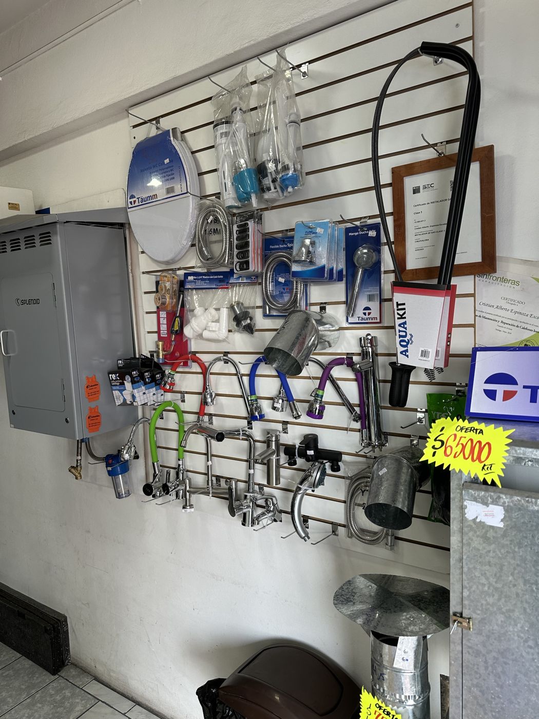 Muro con grifería, gabinete Splendid y certificado SEC del instalador