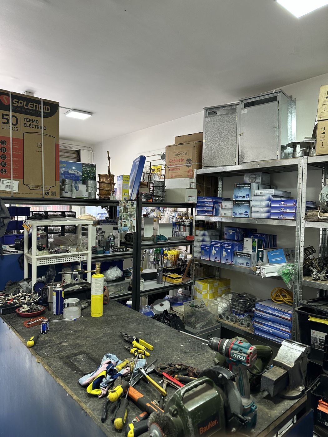 Taller de CJ Calefont con herramientas, repuestos y grifería